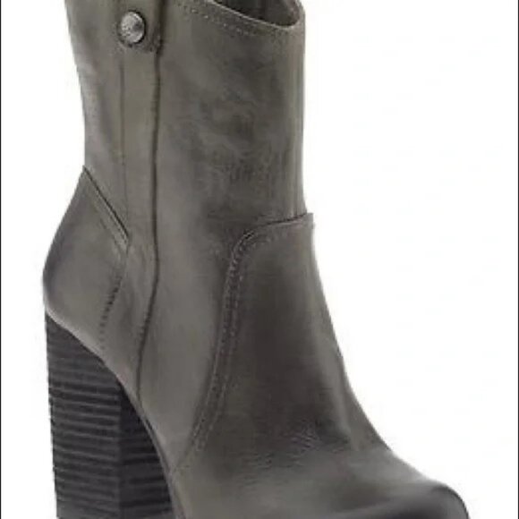 EUC Vince Camuto Bennie Leather Boot/Bootie Size 8, In The Color Lead - Picture 1 of 1